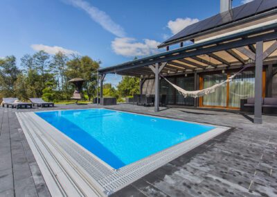 Realizace v Olomouckém kraji - Bílý polypropylenový přelivový bazén WAVE PREMIUM