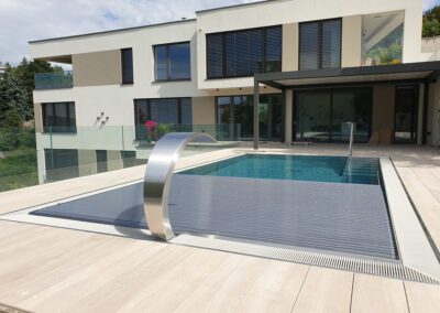 Realizace v kraji Vysočina - Nerezový přelivový bazén včetně lamelového zastřešení v barevném provedení platinum