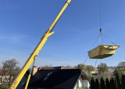 Usazení bazénu za pomocí autojeřábu